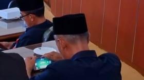 Viral! Pria Bersongkok Diduga Main Game Saat Sidang DPRD Madiun