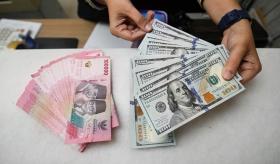 Konflik Timur Tengah Bakar Rupiah, Dolar AS Hampir Tembus  Rp18.000