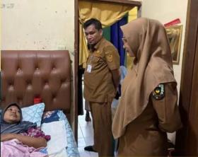 Kunjungi Warga Pengidap Kanker, Camat Kulim Siapkan Ambulans Gratis dan Galang Bantuan
