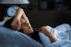 Susah Tidur Malam? Coba Ngobrol Hal Ini Sama Pasangan Sebelum Lampu Mati