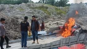 Sungai Singingi Memanas, Polisi Hanguskan 6 Rakit Tambang Emas Ilegal