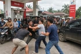 Antre Solar Berujung Duel, Empat Pria Bergulat di SPBU Rohil