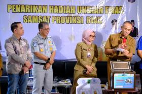Bentuk Apresiasi Wajib Pajak, Tim Pembina Samsat Riau Bagikan Logam Mulia dan Motor